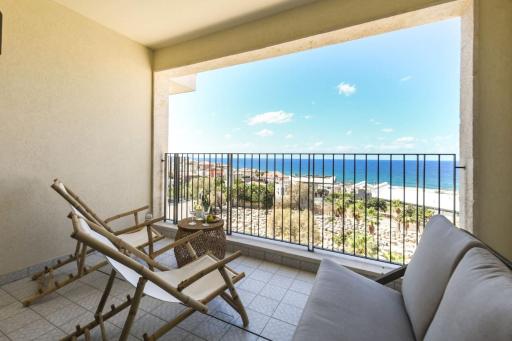 Serene Studio Apt w Balcony Overlooking the Sea with Shelter by Sea N' Rent - Housity