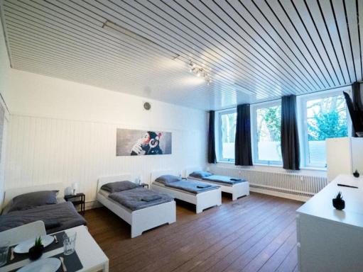 Monteurwohnung-in-Guelzow-fuer-bis-zu-7-Personen-mit-WLAN-Parkplatz-Gemeinschaftskueche-GWHE1301 - Housity