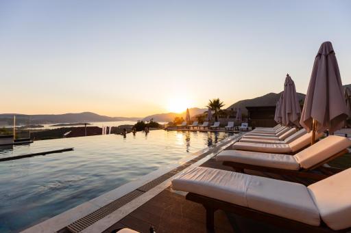 Royal Blue Resort & Residences - Housity