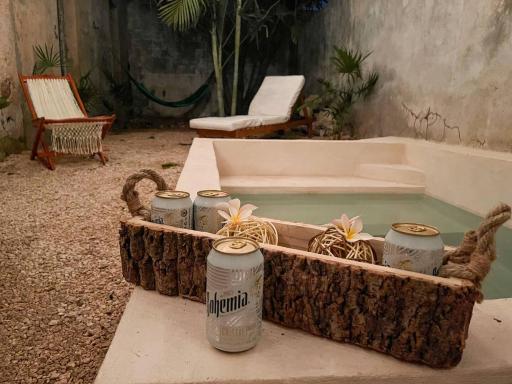 Unique Mystic Pool Yard Only 3 Blocks Main Sq - Housity