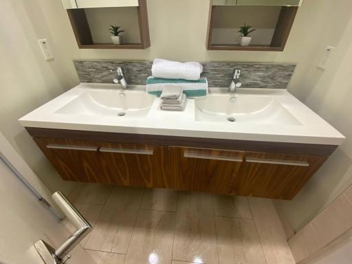 Glendale Americana 2 Bedroom 2 Bathroom Condo - Housity