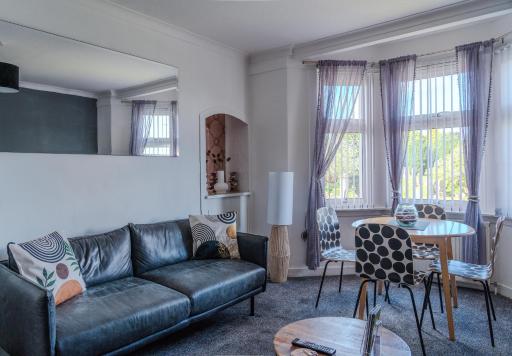 Dundee themed apartment with free parking - Housity