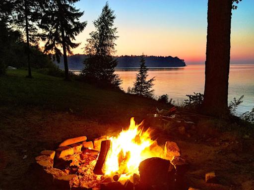 Lakefront Kayaks Hot Tub Fire Pit Views - Housity