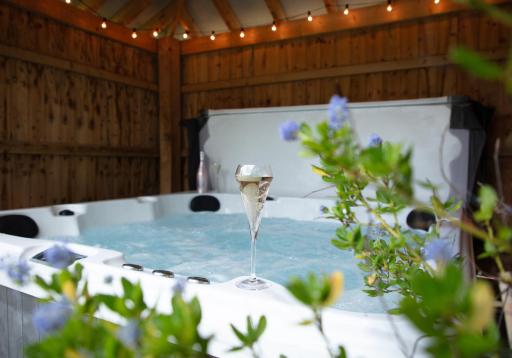 City to Country Retreat Luxury Cottage with Hot Tub - Housity