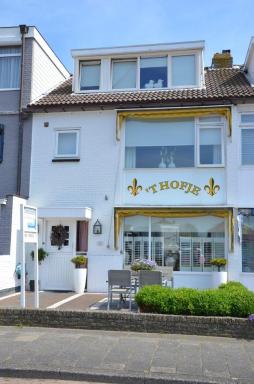 Pension 't hofje 350 meter van het strand - Housity