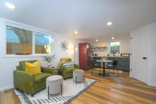 Bright & Modern Basement Apartment Dt N'hood - Housity
