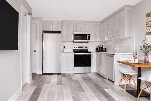 Modern 1br Home Full Kitchen Smarttv - Housity