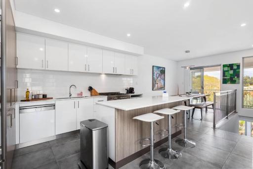 2 Chic Stylish Modern Family On Charles - Housity