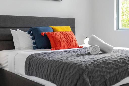 2 Chic Stylish Modern Family On Charles - Housity
