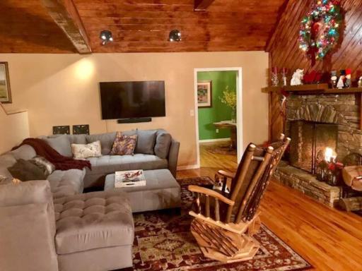 Walk To Main St, Pets Ok, Close To Shops, Hiking - Housity