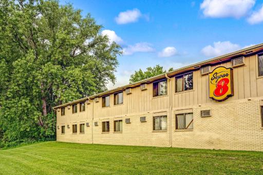 Super 8 by Wyndham Chaska - Housity