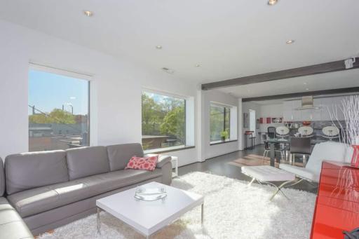Large Eclectic 1 Br Above Restaurant 15min To Pdx - Housity