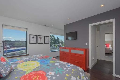 Large Eclectic 1 Br Above Restaurant 15min To Pdx - Housity