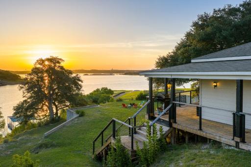 Lake Travis Lakefront Retreat - Hot tub - Boat Ramp - Lakeside Parks - Housity