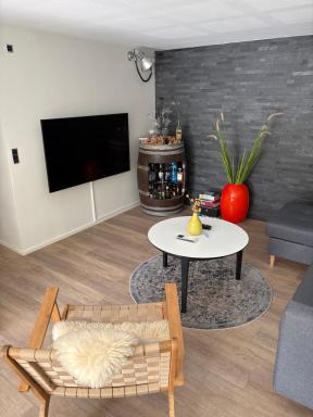 Nyistandsat højloftet kælderlejlighed på 70 m2 i Viborg centrum, med plads til 4 personer - Housity