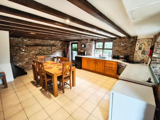 Stunning 2 Bedroom Guest House with Hot Tub - Housity