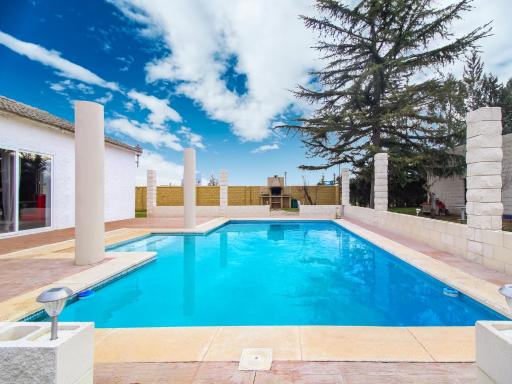 Villa in Villamuriel with Pool and Barbecue - Housity