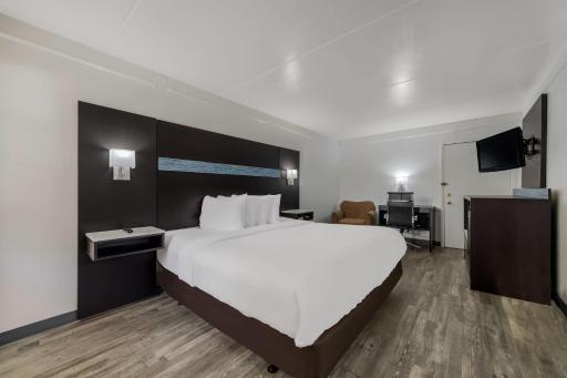Quality Inn & Suites Airport - Housity