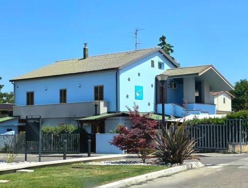 B612 bed & breakfast CAMERE ROSA VOLPE AVIATORE - Housity