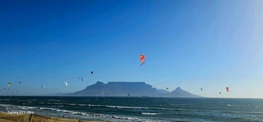 Oceanview Apartment -- Stunning view of Table Mountain & Atlantic Ocean - Hizvo