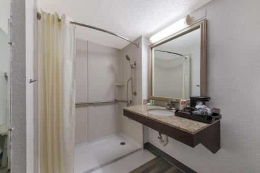 Quality Inn & Suites Airport - Housity