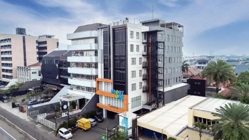 Front One Boutique Hotel Taman Anggrek - Housity