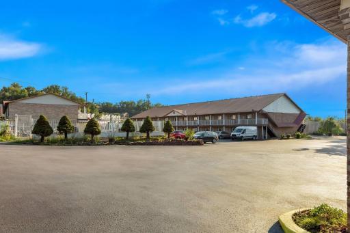 Days Inn by Wyndham Huntington - Housity
