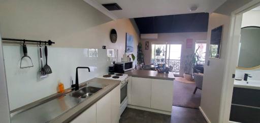 Beachfront Coastal Sea Salty Air 1bd Scarborough Beach! - Housity