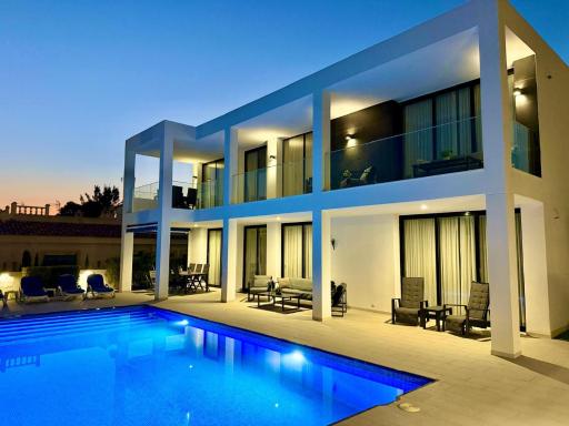 Luxury villa with large swimming pool and outdoor area - Housity
