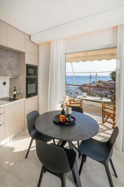 Sunny Seaside Cozy Home - Housity