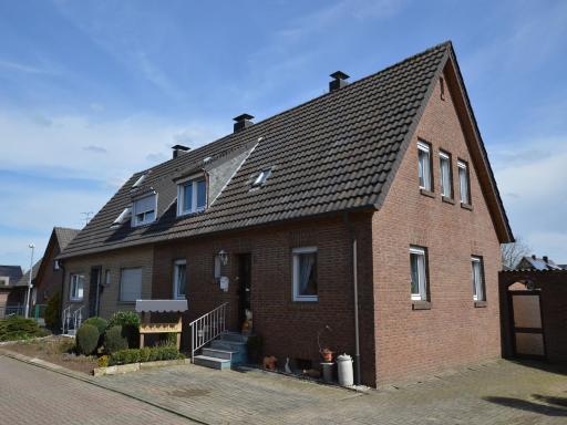 Central Rees Stay for Four - Housity