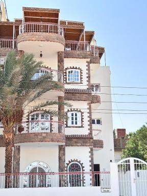 Full Moon House - Housity