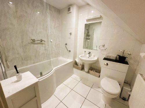 Footprints-comfortable and modern one bedroom Apartment - walking distance to the pretty harbour - Housity