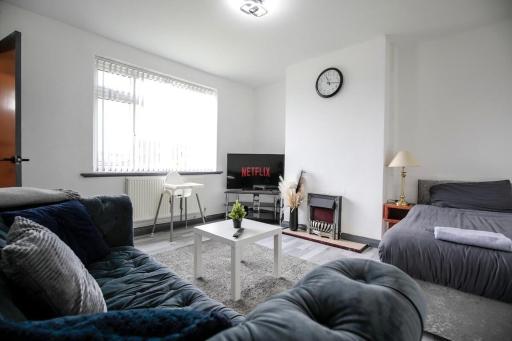 Blackrod House, Near Bolton, Free Parking, Sleeps 5, Long or Short Stays by NMB Property - Housity