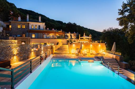 12 Months Resort & Spa - Housity