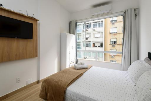 Apartamento Copacabana Vista Mar, quadra da praia. - Housity