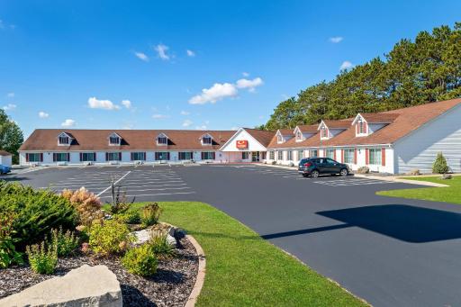 Econo Lodge Inn & Suites Eau Claire South - Housity