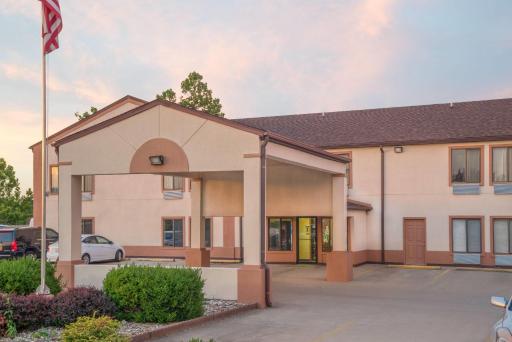 Super 8 by Wyndham Vincennes - Housity