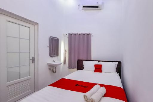 RedDoorz at Homestay FN99 Jepara - Housity