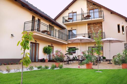 Barackvirág Apartmanház - Housity