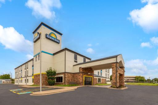 Days Inn by Wyndham Tulsa Central - Housity