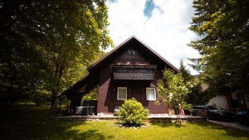 Chalet Lana with Hot Tub - Housity