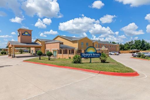 Days Inn by Wyndham Rockdale Texas - Housity