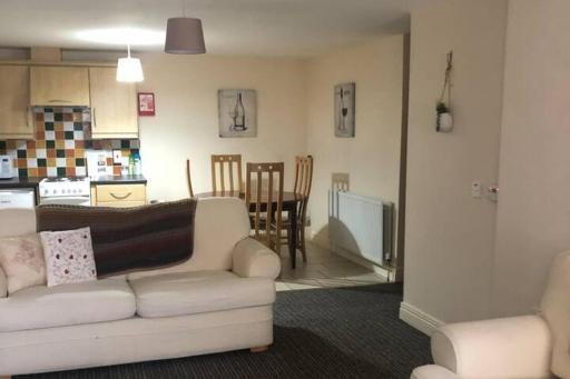 Central 2 Bed Apartment Above Great Derry Pub - Housity