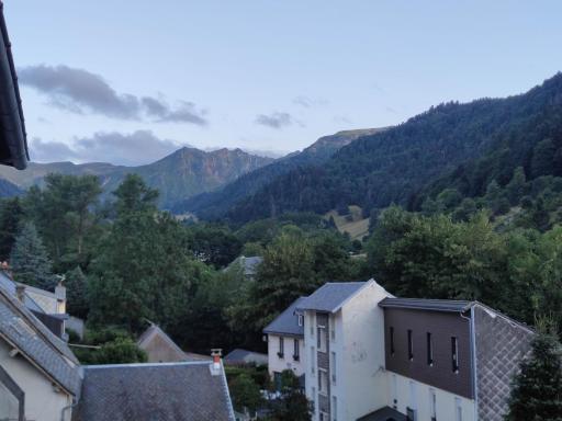 Appartement avec vue sur le Sancy, parking gratuit - Housity
