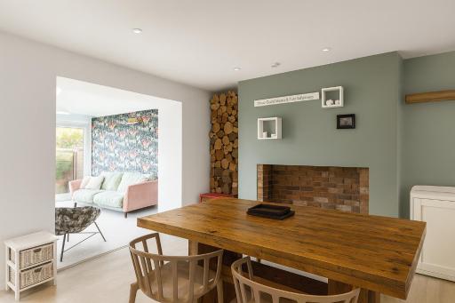 The PINK House , FREE Parking , 3 Bedrooms , Garden , close to M4 and countryside! - Housity