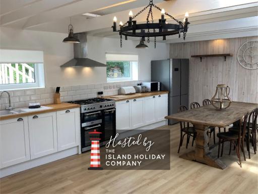 The Gate-Stunning Garden Apartment in Freshwater Bay - Housity