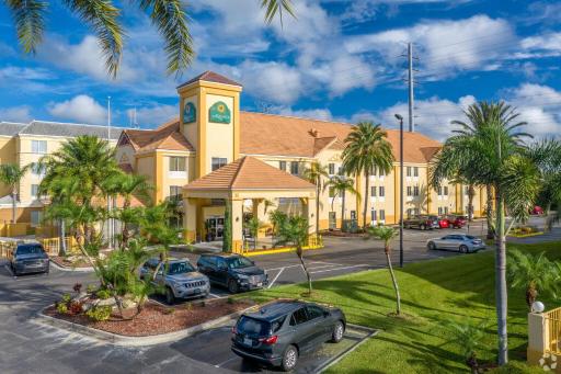 La Quinta by Wyndham Orlando Universal area - Free Shuttle to Universal - Housity