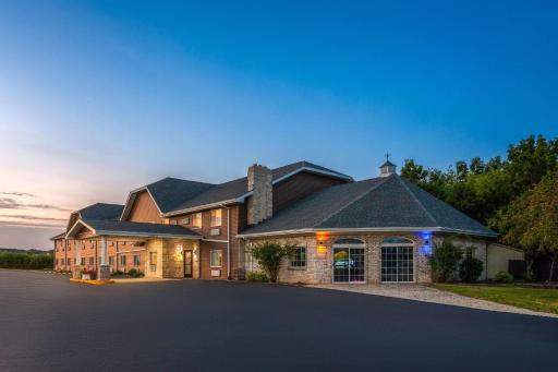 Days Inn & Suites by Wyndham Kaukauna WI - Housity