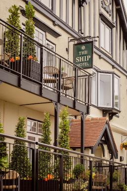 The Ship Hotel - Housity